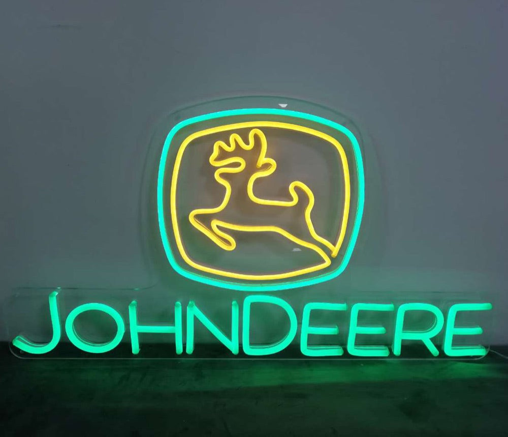 Pancarte logo John Deere au néon rougeoyant en vert et jaune