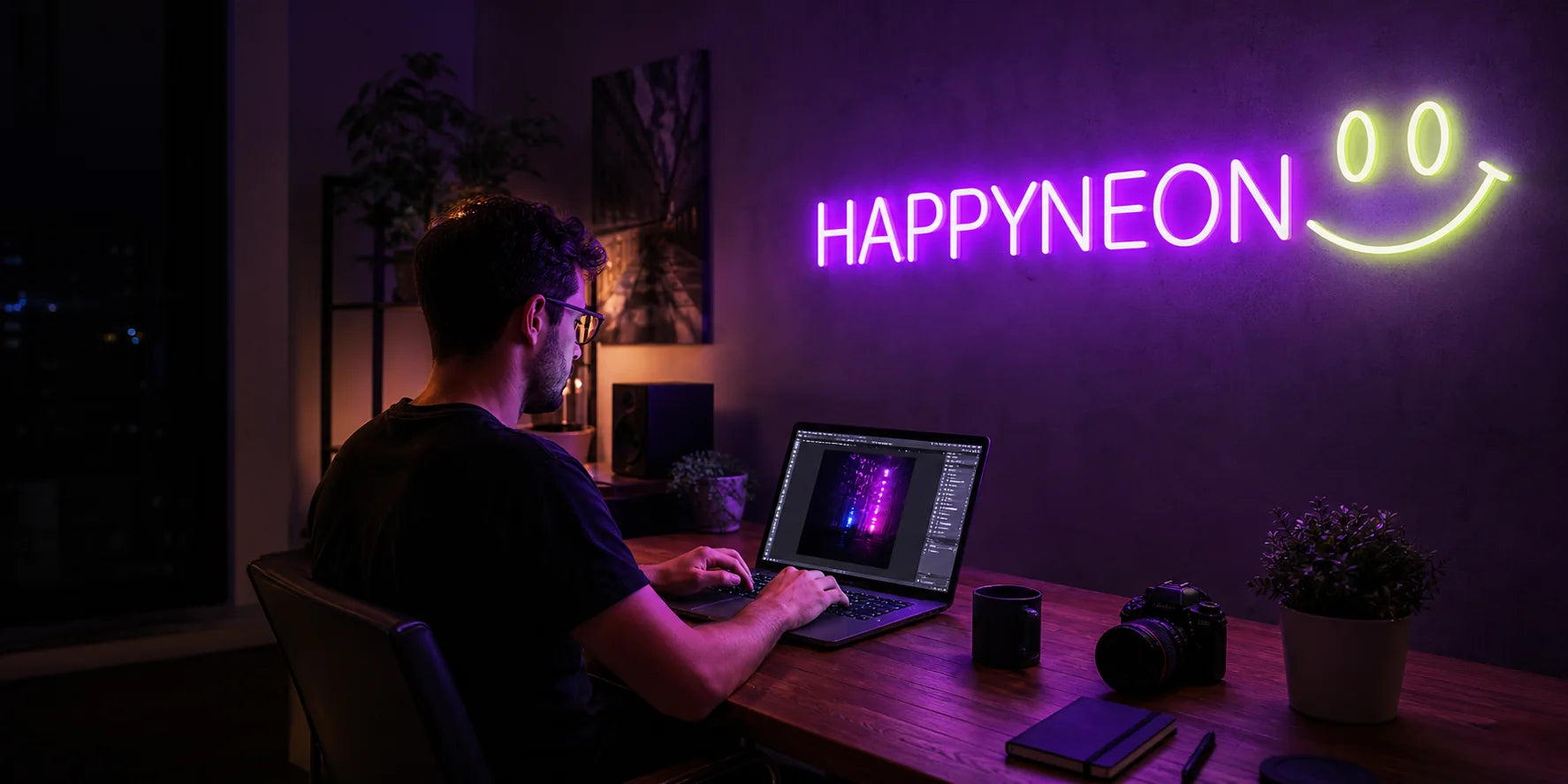 Un créateur travaillant sous un signe lumineux du logo HAPPYNEON alors que le néon s'allume