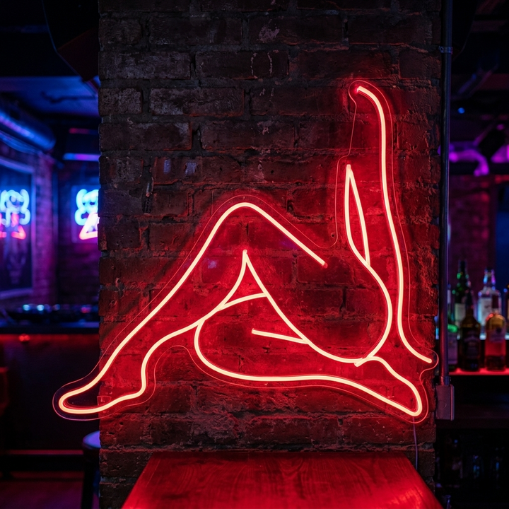 "Fille Nue Assise Dans Une Pose Élégante" Enseigne Lumineuse en Néon
