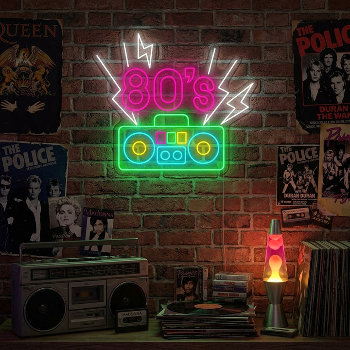 "Lettre des années 80 avec lecteur de cassettes" Enseigne néon