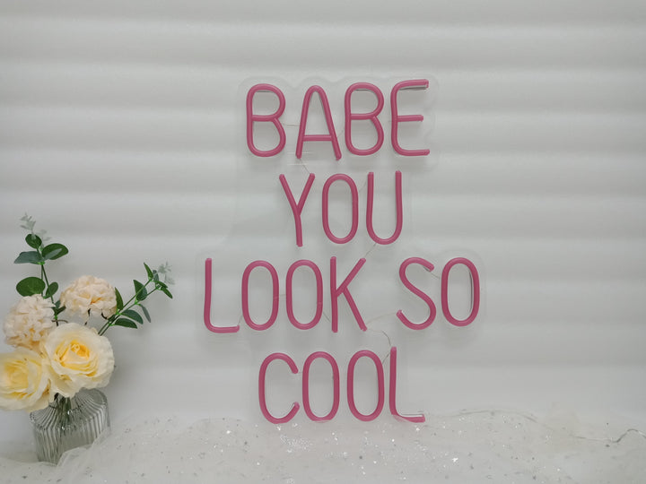 "Babe You Look So Cool" Enseigne Lumineuse en Néon (Stock: 4 unités)