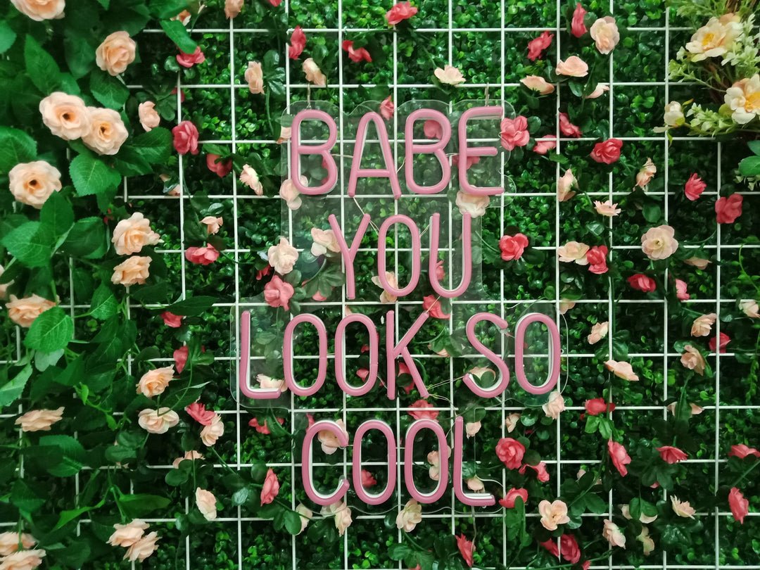 "Babe You Look So Cool" Enseigne Lumineuse en Néon (Stock: 4 unités)