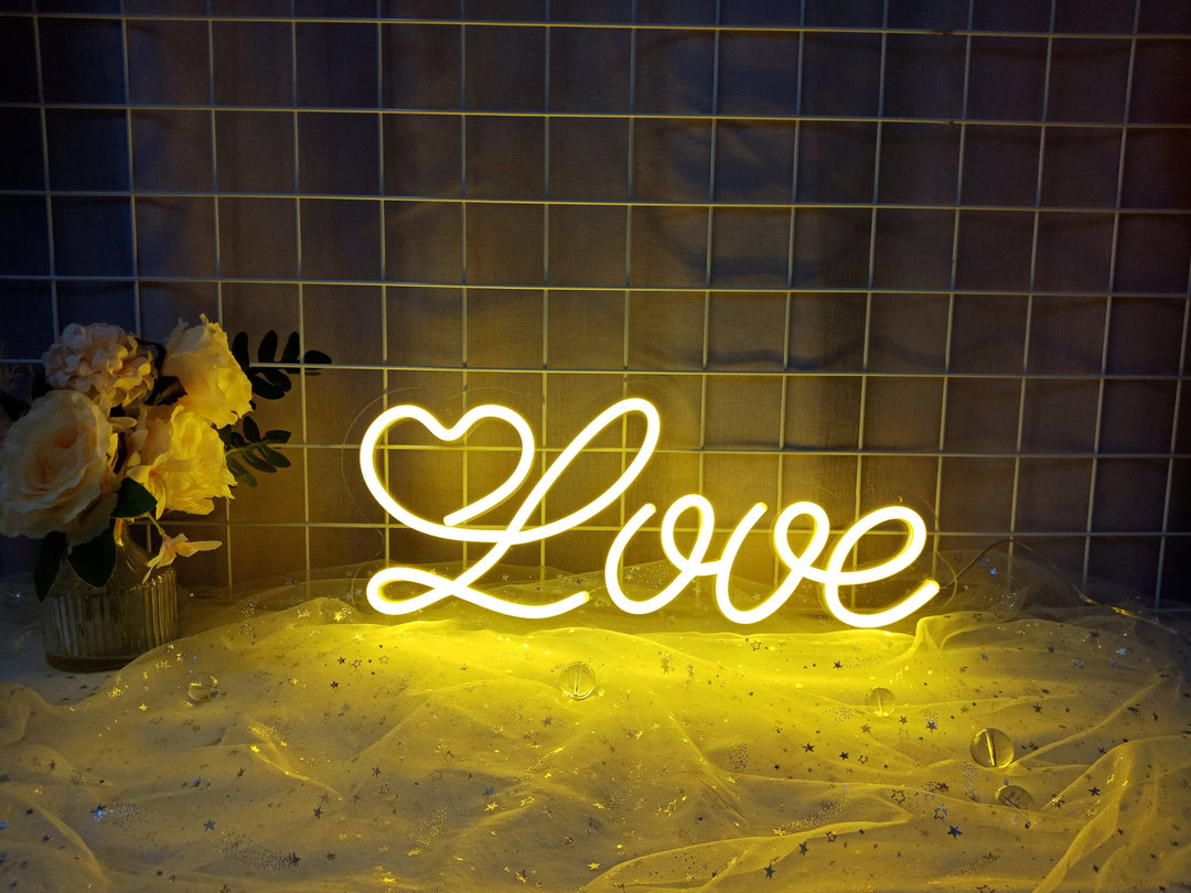 "Love" Enseigne Lumineuse en Néon (Stock: 3 unités)