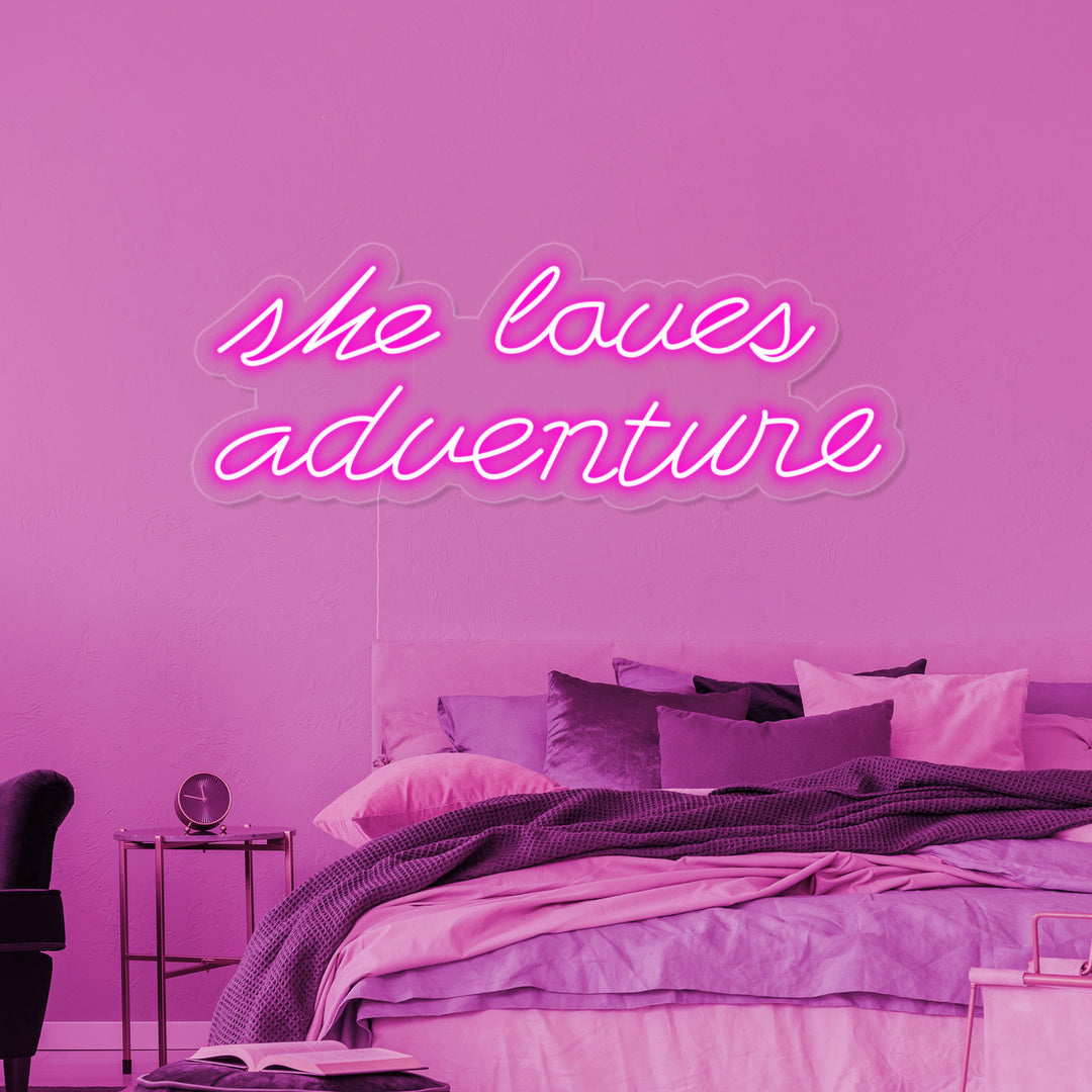 "She Loves Adventure" Enseigne Lumineuse en Néon