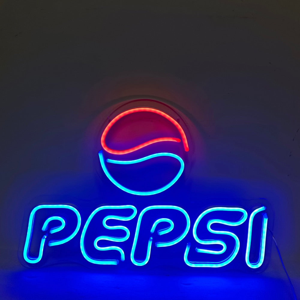Pancarte au néon avec logo Pepsi rougeoyant et bleu