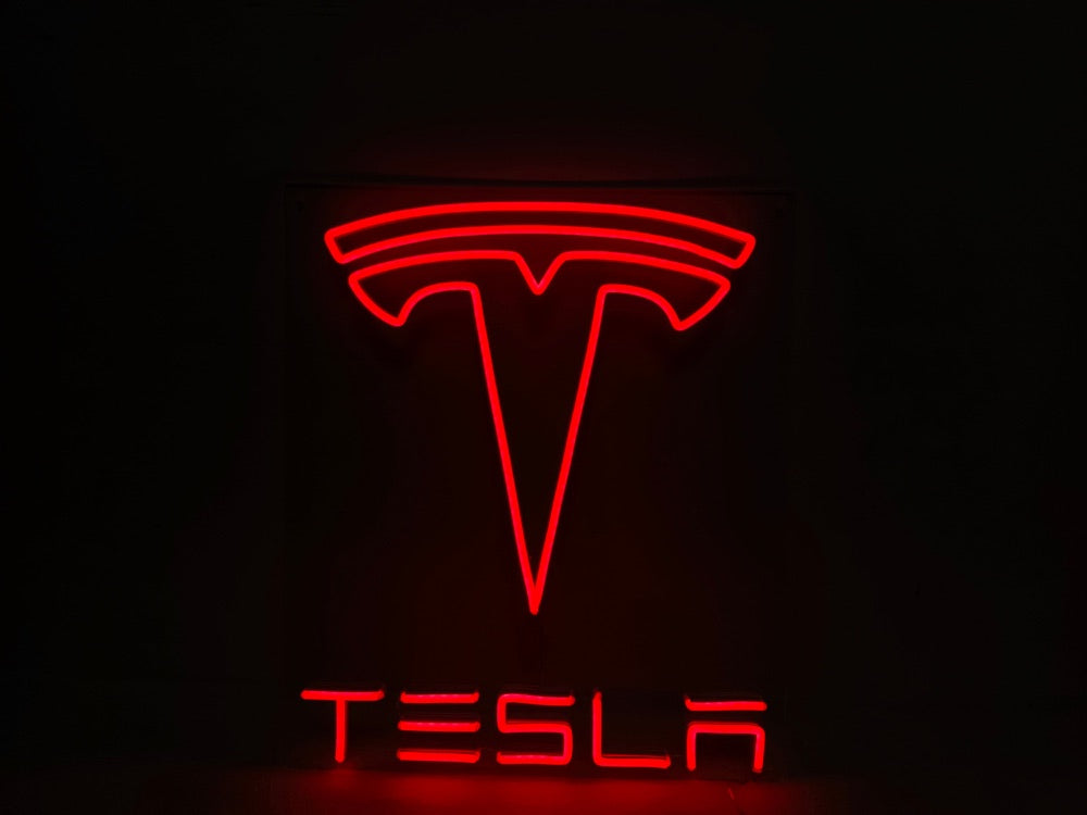 Pancarte au néon avec logo Tesla rougeoyant